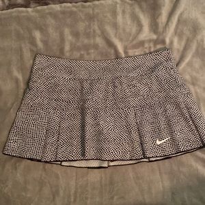 Nike black & white tennis skirt
